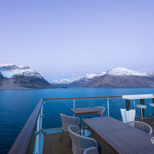 2023-09-17 - Mooi die witte tippen van de bergen<br/>Kong Oscar fjord - Ella Island - Groenland<br/>Canon EOS R6m2 - 14 mm - f/11.0, 1/6 sec, ISO 800