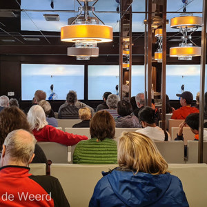 2022-07-19 - Lezing in de grote lounge<br/>Viking theater - cruise schip - Spitsbergen<br/>SM-G981B - 5.4 mm - f/1.8, 0.02 sec, ISO 200