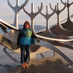 2023-09-22 - Carin bij De Sun Voyager (Sólfarið)<br/>De Sun Voyager (Sólfarið) - Reykjavik - IJsland<br/>Canon PowerShot SX70 HS -  - , , ISO 100