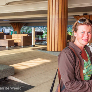 2009-08-10 - Carin in de prachige hotel lounge-lobby<br/>Hotel Swiss Garden Resort - Beserah - Maleisië<br/>Canon EOS 50D - 24 mm - f/8.0, 1/40 sec, ISO 400