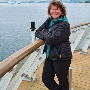 2023-09-20 - Portret van Carin voor de gletsjer<br/>Carlsbergfjord - Groenland<br/>SM-G981B - 5.4 mm - f/1.8, 1/310 sec, ISO 50