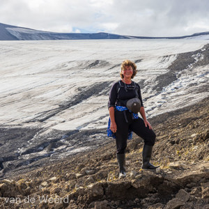 2022-07-21 - Carin voor de gletsjer<br/>Sarkofagen - Lonngyearbyen - Spitsbergen<br/>Canon EOS R5 - 63 mm - f/11.0, 1/200 sec, ISO 400