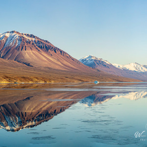 2023-09-18 - Bijna perrfecte spiegeling<br/>Muskox fjord - Groenland<br/>Canon EOS R6m2 - 100 mm - f/8.0, 1/2000 sec, ISO 1600
