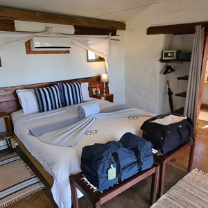 2024-04-27 - Alweer een prachtige kamer, in Afrikaanse stijl<br/>Chobe Elephant Camp - Chobe NP - Botswana<br/>SM-G981B - 2.2 mm - f/2.2, 1/35 sec, ISO 320