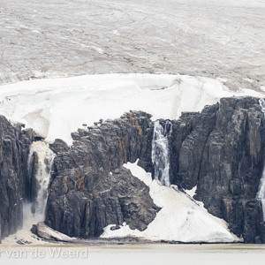2022-07-19 - Drie grote watervallen van smeltend ijs<br/>Spitsbergen<br/>Canon EOS R5 - 286 mm - f/5.6, 1/640 sec, ISO 1250