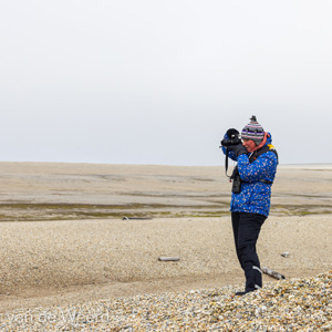2022-07-18 - Carin al fotograferend<br/>Torellneset - Spitsbergen<br/>Canon EOS R5 - 100 mm - f/8.0, 1/640 sec, ISO 400