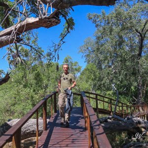 2024-04-30 - Wouter op het looppad naar onze tent<br/>Kala Camp - Okavango Delta - Botswana<br/>Canon PowerShot SX70 HS - 5.3 mm - f/4.0, 1/800 sec, ISO 100