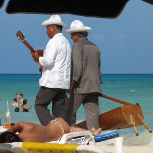 2008-07-31 - Muzikanten op het strand<br/>Strand bij Playa del Carmen - Playa del Carmen - Mexico<br/>Canon PowerShot S2 IS - 26.8 mm - f/4.5, 1/1000 sec, ISO 50
