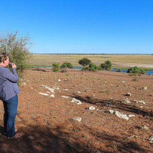 2024-04-29 - Carin tijdens de koffiepauze onderweg<br/>Chobe NP - Botswana<br/>Canon PowerShot SX70 HS -  - , , ISO 100