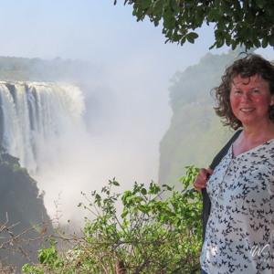 2024-04-26 - Carin bij een mooi uitzichtspunt<br/>Victorua Falls - Zimbabwe<br/>Canon PowerShot SX70 HS - 11.1 mm - f/4.5, 1/640 sec, ISO 100