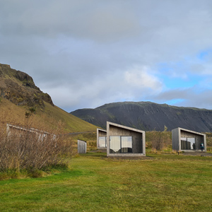 2023-09-12 - Mooie soort tiny houses als hotelkamer<br/>Arnarstapi - IJsland<br/>SM-G981B - 5.4 mm - f/1.8, 1/800 sec, ISO 50