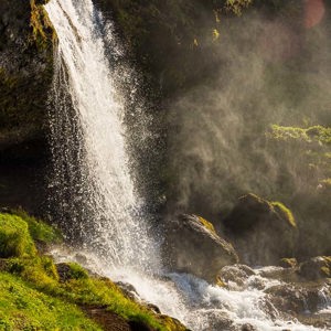 2023-09-11 - Selvallafoss - hier kan je achterlangs lopen<br/>Bij de N56 - Selvallafoss - IJsland<br/>Canon EOS R5 - 45 mm - f/8.0, 1/400 sec, ISO 200