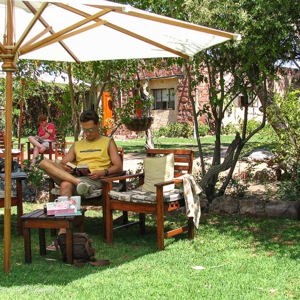 2007-08-23 - Na de lunhc tijd om lekker een boek te lezen<br/>Okonjima Lodge - Otjiwarongo - Namibie<br/>Canon PowerShot S2 IS - 9.1 mm - f/4.0, 1/250 sec, ISO 50