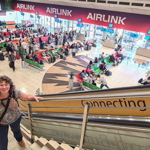 2024-04-25 - Met een kleiner vliegtuig gingen we van Johannesburg naar Victor<br/>OR Tambo International  Airport - Johannesburg - Zuid-Afrika<br/>SM-G981B - 2.2 mm - f/2.2, 0.02 sec, ISO 320