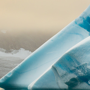 2023-09-20 - Blauwe banen in het ijs<br/>Carlsbergfjord - Groenland<br/>Canon EOS R6m2 - 360 mm - f/5.6, 1/640 sec, ISO 1250