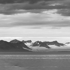 2022-07-20 - Panorama van de bergen aan zee<br/>Spitsbergen<br/>Canon EOS R5 - 220 mm - f/8.0, 1/400 sec, ISO 800