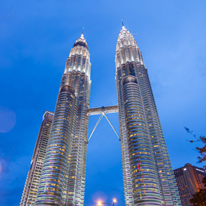 2009-08-27 - En nog maar één, nu bij avondlicht<br/>Petronas Twin Towers - Kuala Lumpur - Maleisië<br/>Canon EOS 50D - 12 mm - f/3.5, 1/30 sec, ISO 800