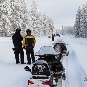 2011-02-11 - Onderweg kwamen we een husky-safari tegen<br/>Iso Syöte - Finland<br/>Canon EOS 7D - 24 mm - f/8.0, 1/160 sec, ISO 200