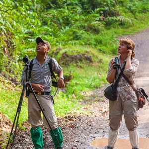 2009-08-22 - Carin samen met onze gids op zoek naar mooie vogels<br/>Borneo Rainforest Lodge - Danum Valley - Maleisië<br/>Canon EOS 50D - 100 mm - f/4.5, 1/125 sec, ISO 200