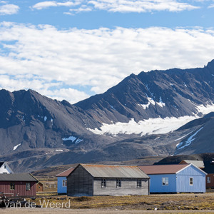 2022-07-14 - De kleurige houten huizen steken mooi af<br/>Ny-Ålesund - Spitsbergen<br/>Canon EOS R5 - 100 mm - f/8.0, 1/400 sec, ISO 200