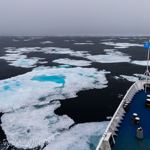 2022-07-16 - Het schip lijkt hier makkelijk doorheen te varen<br/>Pakijs grens op 81,39° NB - Spitsbergen<br/>Canon EOS R5 - 24 mm - f/11.0, 1/160 sec, ISO 200