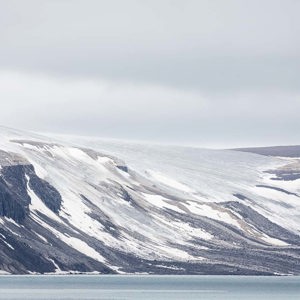 2022-07-19 - De bergen zijn zeker een paar honderd meter hoog<br/>Spitsbergen<br/>Canon EOS R5 - 400 mm - f/5.6, 1/1250 sec, ISO 800