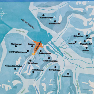 2022-07-21 - Het oranje deel is als het goed ijsbeer-vrij<br/>Sarkofagen - Lonngyearbyen - Spitsbergen<br/>SM-G981B - 5.4 mm - f/1.8, 1/550 sec, ISO 50
