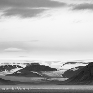 2022-07-19 - Ook in zwart-wit is het landschap fraai<br/>Spitsbergen<br/>Canon EOS R5 - 255 mm - f/5.6, 1/1250 sec, ISO 1250