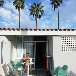 2021-10-23 - Wouter op  het terrasje voor onze bungalow<br/>Los Girasoles bungalowpark - Playa del Inglès - Spanje<br/>FIG-LX1 - 3.5 mm - f/2.2, 1/850 sec, ISO 50