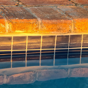 2024-04-26 - Detail van het zwembad<br/>Hotel Pioneer Lodge - Victoria Falls - Zimbabwe<br/>SM-G981B - 5.9 mm - f/2.0, 0.01 sec, ISO 50