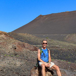 2022-11-14 - Wouter op de lava-rotsen<br/>Volcan San Antonio- Los Canarios - La Palma - Canarische eilanden - Spanje<br/>Canon PowerShot SX70 HS - 8.5 mm - f/7.1, 1/400 sec, ISO 100