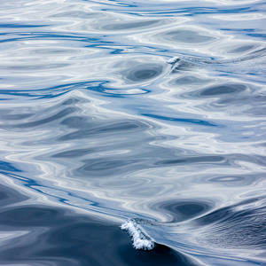 2022-07-20 - Golven in blauw<br/>Spitsbergen<br/>Canon EOS R5 - 241 mm - f/5.0, 1/2500 sec, ISO 800