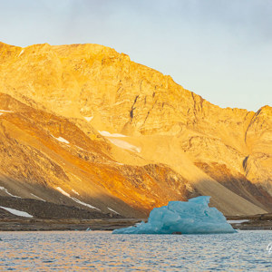 2023-09-20 - De ijsbergen steken mooi af tegen de bergen<br/>Carlsbergfjord - Groenland<br/>Canon EOS R6m2 - 100 mm - f/6.3, 1/1250 sec, ISO 1600