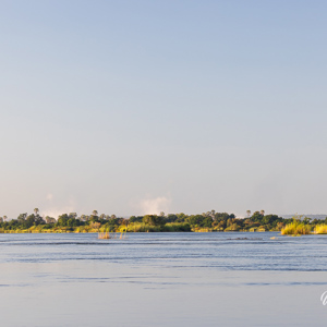 2024-04-27 - In de verte is de spray van de waterval te zien<br/>Zambezi rivier - Victoria Falls - Zimbabwe<br/>Canon EOS R5 - 100 mm - f/7.1, 1/125 sec, ISO 160