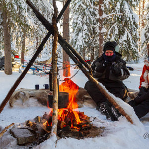 2011-02-09 - Uiteraard lunch bij kampvuur<br/>Finn Jan Huskyfarm - Jurmu - Finland<br/>Canon EOS 7D - 24 mm - f/6.3, 1/60 sec, ISO 200