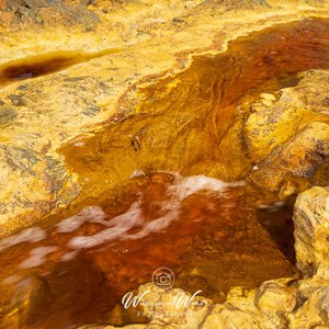 2023-05-03 - Een klein stroompje door geel en rood landschap<br/>Rio Tinto - Berrocal - Spanje<br/>Canon EOS R5 - 35 mm - f/16.0, 0.05 sec, ISO 100