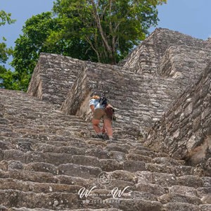 2008-07-24 - Carin ging wel een klein stukje naar boven<br/>Maya-ruine Calakmul - Calakmul - Mexico<br/>Canon EOS 30D - 35 mm - f/7.1, 1/400 sec, ISO 400