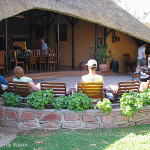 2007-08-23 - Tea-trime: thee of koffie met taart<br/>Okonjima Lodge - eetzaal - Otjiwarongo - Namibie<br/>Canon PowerShot S2 IS - 6 mm - f/2.7, 1/60 sec, ISO 50