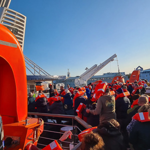 2023-09-14 - Veiligheidsinstructie aan boord<br/>Faxagarður Cruise Terminal - Reykjavik - IJsland<br/>SM-G981B - 2.2 mm - f/2.2, 1/1900 sec, ISO 50