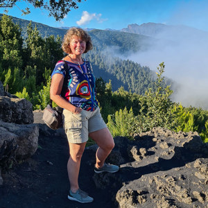 2022-11-10 - Carin bij een uitzichtspunt<br/>La Cumbrieta - La Palma - Canarische eilanden - Spanje<br/>SM-G981B - 5.4 mm - f/1.8, 1/1250 sec, ISO 50