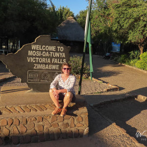 2024-04-25 - Carin bij de ingang van de watervallen<br/>Victorua Falls - Zimbabwe<br/>Canon PowerShot SX70 HS -  - , , ISO 100