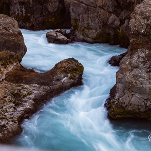 2023-09-10 - Snelstromend water op weg naar de waterval<br/>Barnafoss en Hraunfossar - Husafell - IJsland<br/>Canon EOS R5 - 65 mm - f/8.0, 0.6 sec, ISO 800