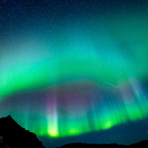 2023-09-12 - Spectaculair noorderlicht<br/>Arnarstapi - IJsland<br/>Canon EOS R5 - 16 mm - f/4.0, 25 sec, ISO 6400