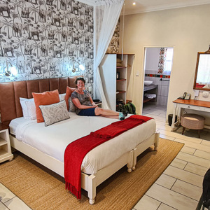 2024-04-25 - Prachtige ruime en sfeervol Afrikaanse kamer<br/>Hotel Pioneer Lodge - Victoria Falls - Zimbabwe<br/>SM-G981B - 2.2 mm - f/2.2, 0.02 sec, ISO 320