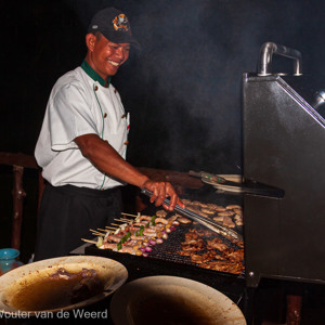 2009-08-19 - De kok aan het bbq-en voor ons avondeten<br/>Sukau Rainforest Lodge - Sukua - Maleisië<br/>Canon EOS 50D - 24 mm - f/4.0, 1/60 sec, ISO 200
