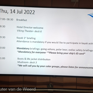 2022-07-13 - Op beeldschermen wordt het dag-programma aangekondigd<br/>Gang op het cruise-schip<br/>SM-G981B - 5.9 mm - f/2.0, 1/13 sec, ISO 160