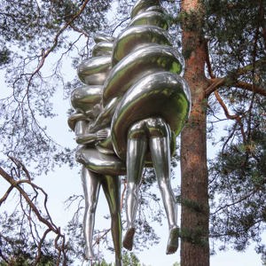 2022-07-23 - Hangend in de boom, The couple door Louise Bourgeois<br/><br/>Canon PowerShot SX70 HS - 10.9 mm - f/4.5, 1/320 sec, ISO 100
