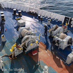 2022-07-15 - De boot moet natuurlijk wel goed schoon geschrobd worden<br/>Spitsbergen<br/>Canon EOS R5 - 37 mm - f/8.0, 1/250 sec, ISO 200