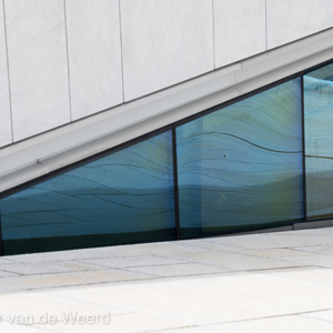2022-07-11 - Kleurige weerspiegeling in de ruiten<br/>Operagebouw - Oslo - Noorwegen<br/>Canon EOS R5 - 105 mm - f/8.0, 1/200 sec, ISO 200