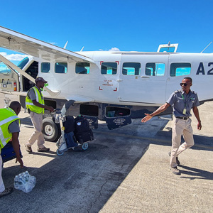 2024-04-29 - De vliegtuigjes zijn als de bus in Nederland<br/>Kasane airport - Kasane - Botswana<br/>SM-G981B - 2.2 mm - f/2.2, 1/1200 sec, ISO 50